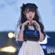 MINAMI、ミニ丈オフショルワンピで美肩＆美脚全開 大ぶりリボンハーフツインがキュート【ガルアワ2026SS】