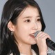 IU、ミニワンピ×黒タイツで美脚スラリ「21世紀の大君夫人」オフショットに反響「さすがの着こなし」「シルエットが美しい」
