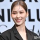 TWICEサナ、アンダーウェアチラ見せデニムコーデで圧巻美ウエスト輝く「くびれが美しすぎる」「女神」と反響続々