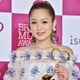 西野カナ、ミニワンピ衣装ショットに絶賛の声「平成感が最高」「ヒョウ柄がいい」