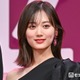 山下美月、膝丈スカートからスラリ美脚際立つ「膝下が長くて綺麗」「透明感半端ない」の声