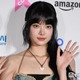 LE SSERAFIMウンチェ、美ウエスト大胆披露の華やか衣装姿「引き締まっててかっこいい」「南国の蝶々みたい」とファン絶賛
