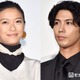 賀来賢人、妻・榮倉奈々の自宅テレビ前プラベショット公開「お互いの出演番組チェックしてるの素敵」「ラブラブ」と反響