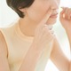 不快な【肌のベタつき・毛穴の黒ずみ】対策に。ジメジメ季節の今こそ見直したい「大人の正しい洗顔」
