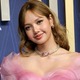BLACKPINKリサ、W杯開幕式での“超ミニ”衣装姿に反響「圧巻の美脚」「次元が違う美しさ」