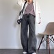 夏のモノトーンはダークグレーで軽めに。【GU】バレルジーンズを取り入れた脚長見えコーデ。【40代の毎日コーデ】