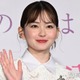 山田杏奈、膝上ワンピで美脚スラリ ドイツ街中ショットに「美しすぎて見惚れる」「まるで映画のワンシーン」と反響