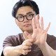 「薬指と小指の付け根から下」を押してみて！痛い人は「肝臓」にキテるかも？じゃ、ストレスMAXの人が痛い場所は⁉【SNSで「死ぬほど痛かった」とコメントが殺到したツボ4選】