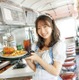 日向坂46藤嶌果歩、ダイナーで微笑む 1st写真集ポストカード第3弾公開【果実の歩幅】