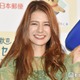 熊本在住・スザンヌ「少しでも笑顔になれる時間を」息子とプール満喫ショット公開「素敵」「水着姿スタイル抜群」の声