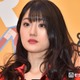 “可愛すぎる新喜劇女優”小寺真理、美脚際立つショーパン警察官コーデ「セクシー」「何頭身？」と反響