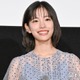 當真あみ、キャミワンピの写真集オフショットに絶賛の声「映画のワンシーンみたい」「透き通るような美肌」