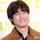 坂口健太郎、結婚発表翌日に公の場登場 祝福の言葉に笑顔で会釈【私はあなたを知らない、】