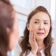 「シミ・シワ・たるみ」だけじゃない！ピリピリ痛む、ムズムズする…更年期に増える肌の違和感、原因は女性ホルモン？肌への影響を専門医が解説