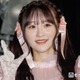 ＝LOVEメンバー、美デコルテ＆美脚際立つオフショル×ショーパンコーデに反響「透き通るような肌」「脚が真っ直ぐで綺麗すぎる」