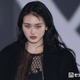 櫻坂46山崎天、レザーパンツ×ロングコートで圧巻スタイル クールオーラ放つ【ガルアワ2026A/W】
