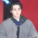 鈴鹿央士、ブルゾン×ジャケットの重ね着スタイル チェック柄マフラーでこなれ感演出【ガルアワ2026A/W】