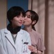 Netflix「ダウンタイム」松岡茉優＆仲里依紗が巨大撮影セット案内 話題の“研ナオコ特殊メイク”迫るメイキングも