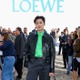 岡田将生、ロエベ2027春夏コレクションに来場 レザージャケット×鮮やかなグリーンシャツのルック着こなす