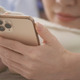 【衝撃】スマホの長時間の使用も関係!? 皮膚科医が明かす「ハンドクリームを塗っても治らない手荒れ」の意外な原因