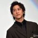 佐野岳、素肌にGジャンで鍛え上げられた肉体美披露「格好良すぎ」「ビジュ最強」の声