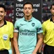 仰天！エジル、試合直前に審判のイエローカードにサインする