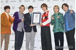 コムドット、ギネス世界記録達成 1万人にカレンダー手渡し「5周年を記念するにふさわしい日になった」＜結成5周年記念 コムドット卓上カレンダー2024 ギネス世界記録挑戦1万人お渡し会＞