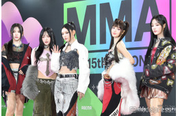 NewJeans、大粒ラメメイク光る 圧倒的な美貌でレッドカーペット登場＜MMA2023＞