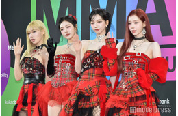 aespa、ミニ丈衣装でほっそり美脚披露＜MMA2023＞