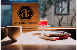 「alt.coffee roasters」京都にドッグフレンドリーな新カフェ、愛犬も食べられるあずきトーストなど提供