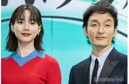 のん、スラリ美脚際立つ穴開きスカートで登場 草なぎ剛からの“オファー”に驚き【新幹線大爆破】