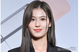 TWICEサナ、“ギリギリ”ミニ丈から美脚スラリ「神スタイル」「女神」の声