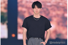 野村康太、ランウェイ登場で歓声沸く オーバーサイズ着こなす【GirlsAward 2025SS】