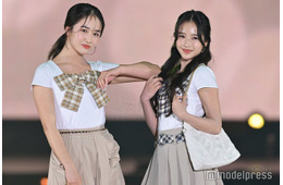 藤岡弘、娘の天翔愛＆天翔天音、シミラールックで登場 ラブリーなリボントップス着こなす【GirlsAward 2025SS】