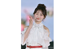 CANDY TUNE立花琴未、美スタイル輝く全身ホワイトコーデ “メンバーカラー”赤がアクセント【GirlsAward 2025SS】