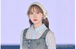 元日向坂46加藤史帆、センタースリットから色白美脚チラリ【GirlsAward 2025SS】