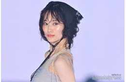 山下美月、シースルーキャミがセクシー ヘッドドレスでキュートに【GirlsAward 2025SS】
