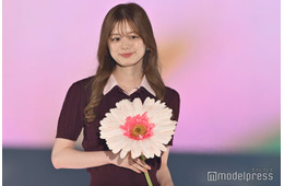 紺野彩夏、白バルーンスカートで美脚披露【GirlsAward 2025SS】