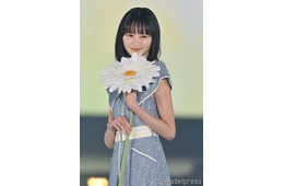乃木坂46遠藤さくら、大きめ襟がキュート ブルー×レースの上品コーデ【GirlsAward 2025SS】