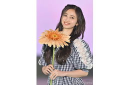 乃木坂46井上和、二の腕透ける夏ワンピ姿 可憐オーラ放つ【GirlsAward 2025SS】