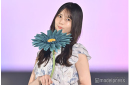 日向坂46小坂菜緒「non-no」専属モデルとして初ランウェイ 花柄ワンピで華やかに登場【GirlsAward 2025SS】