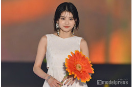出口夏希、純白ワンピ＆大ぶりアクセで存在感「non-no」モデルとして初ランウェイ【GirlsAward 2025SS】