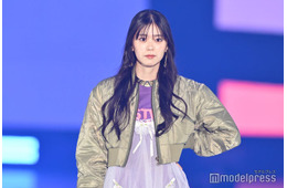 超ときめき宣伝部・坂井仁香、スネーク柄ボトムスがインパクト大 甘辛スタイルで会場魅了【GirlsAward 2025SS】
