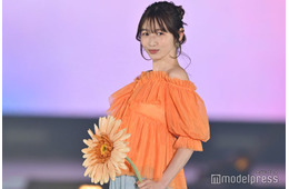 「おむすび」で話題・岡本夏美、肩出しトップスから美デコルテ披露 オレンジで統一感【GirlsAward 2025SS】
