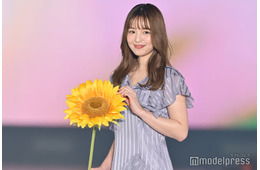 横田真悠、フリルドレスから素肌チラリ【GirlsAward 2025SS】