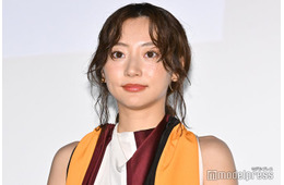 武田玲奈、ミニ丈×黒タイツで美脚透ける「腰の位置が高い」「スタイル良すぎ」の声