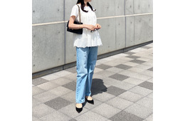 初夏といえばこの組み合わせ！白×ライトデニムの爽やかスタイル【40代の毎日コーデ】