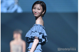 岡崎紗絵、オフショルドレスで美デコルテ際立つ【TGC香川2025】