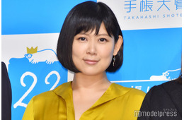 絢香、美人母との幼少期ショット＆娘たちとの手繋ぎ写真公開「そっくり」「娘さん大きくなってる」の声