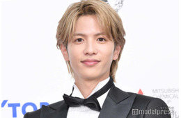 志尊淳、母との肩組み2ショット披露「絵になる」「2人とも脚長い」の声